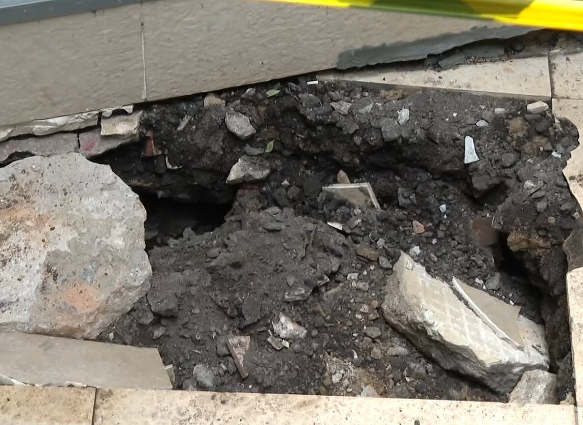 Casa corre risco de desabar após chuvas em São João de Meriti (RJ)