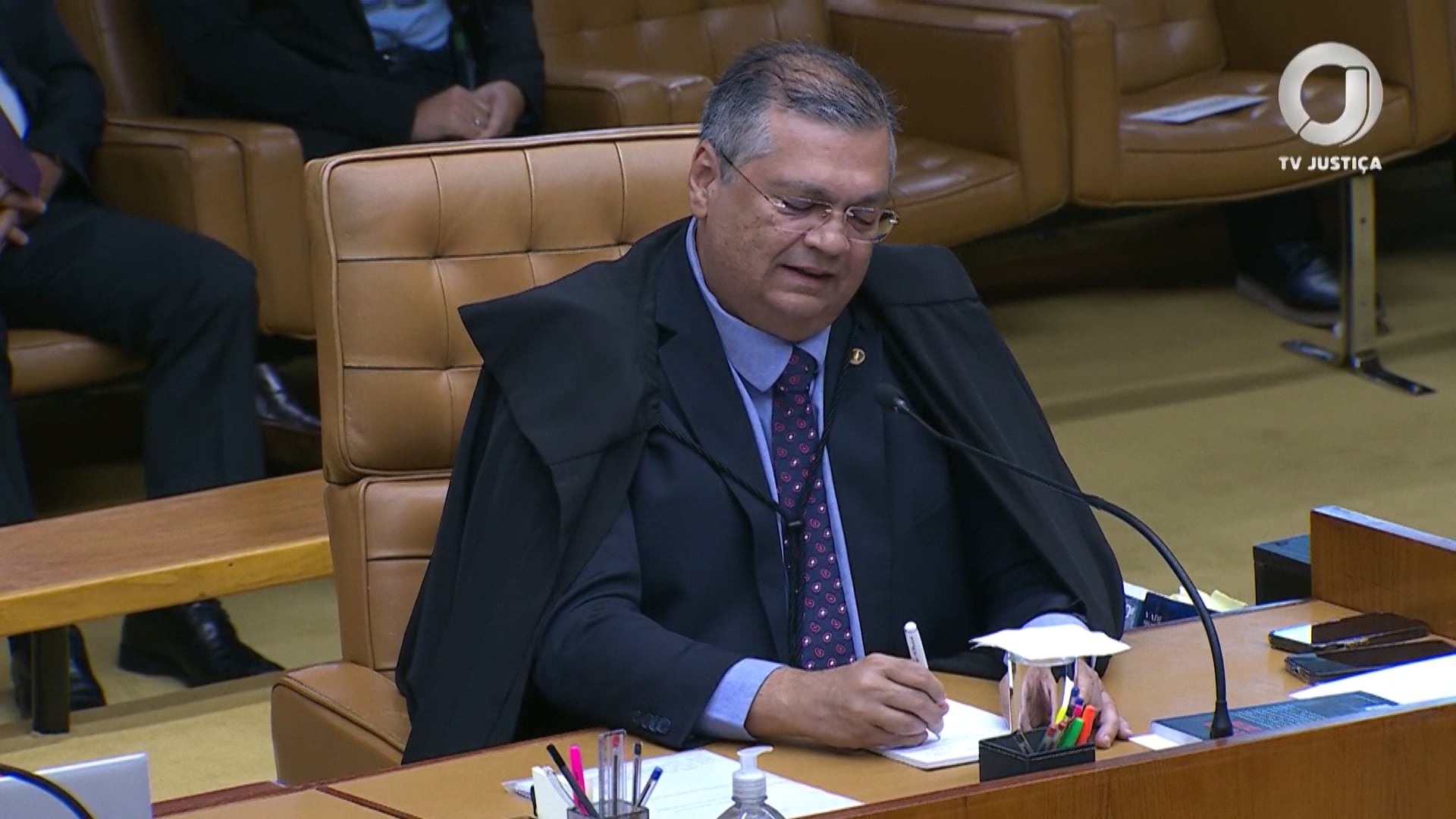 Penduricalhos: Dino determina revisão e suspensão de itens pagos de forma ilegal