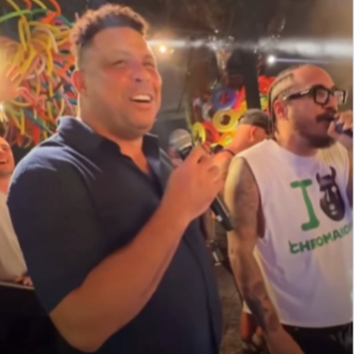 Ronaldo e Marcelo D2 cantam 'Sou Ronaldo' em festa de aniversário