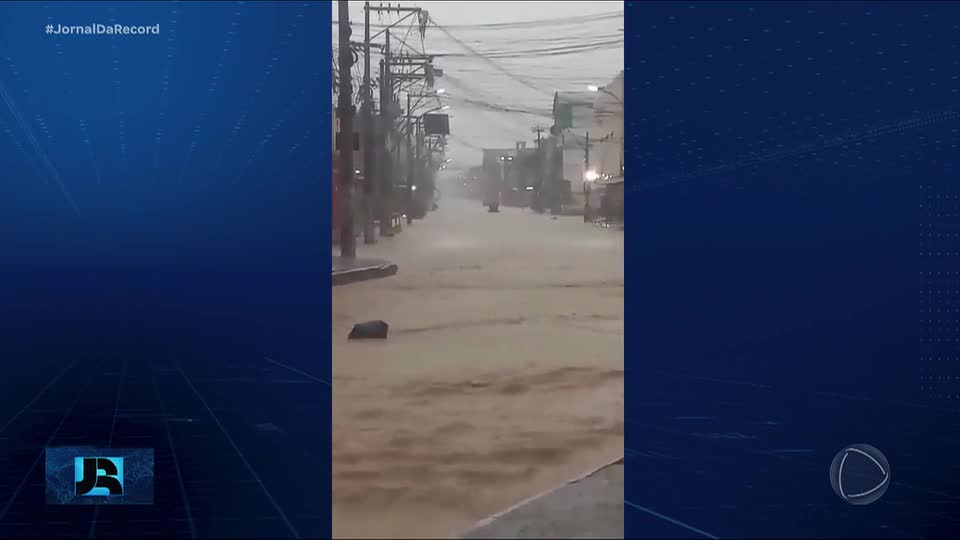 Rio de Janeiro tem fim de semana de muita chuva, alagamentos e deslizamentos de terra