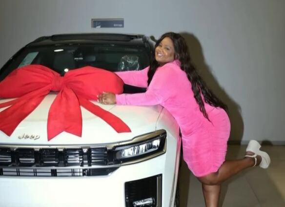 Cantora MC Carol tem carro de luxo roubado em assalto em São Gonçalo (RJ)