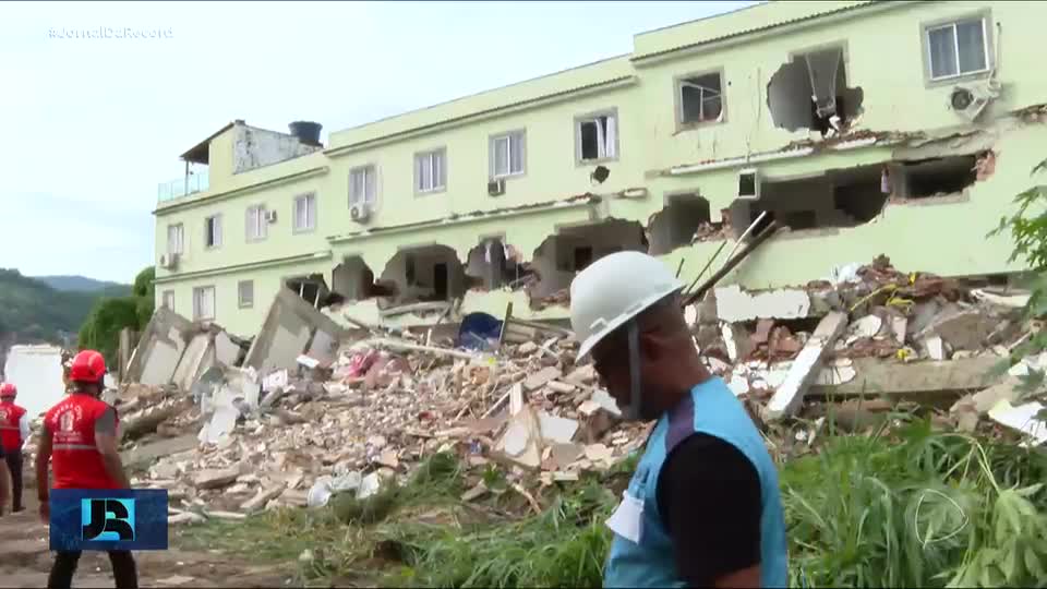 RJ: prédio de três andares desaba na zona norte da cidade; imagens mostram desespero de vizinhos