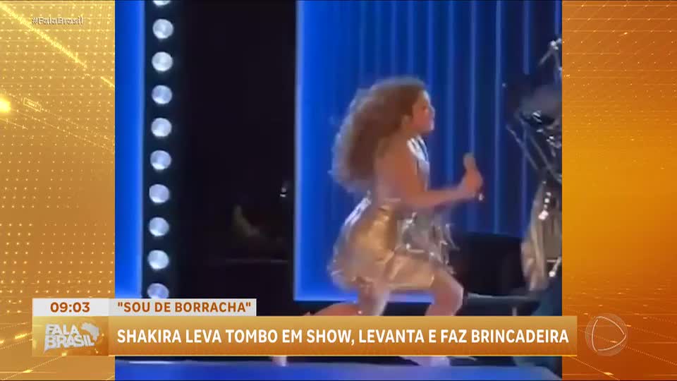 Shakira cai durante show em El Salvador, mas continua apresentação