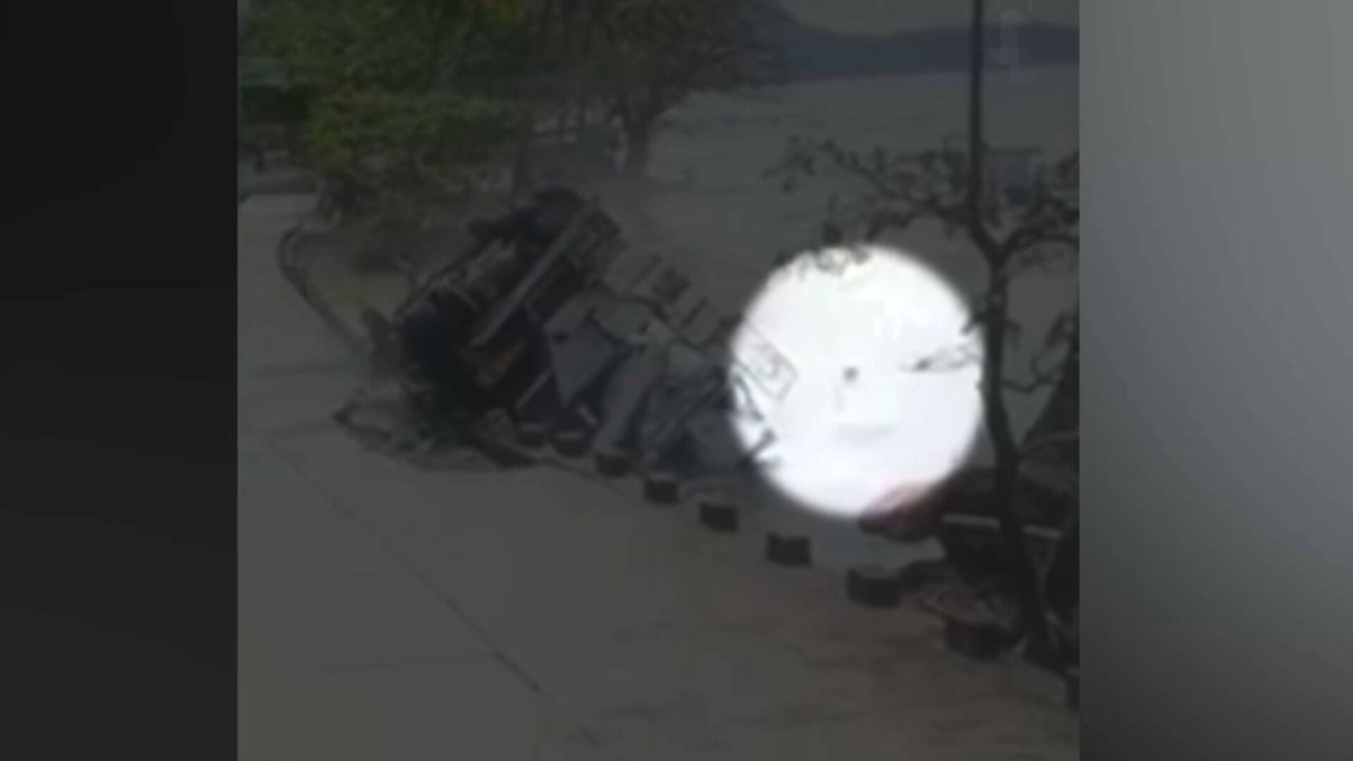 Vídeo: caminhão betoneira tomba em lago nas Filipinas