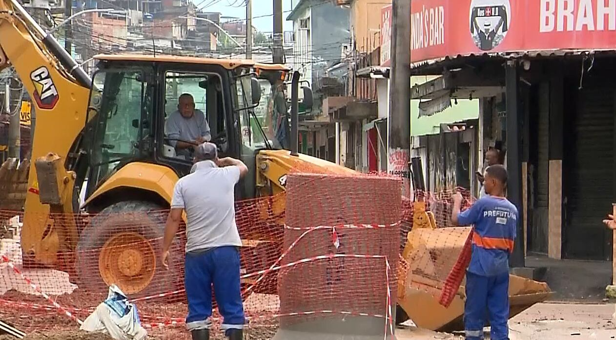 Temporal deixa moradores desabrigados em Caxias (RJ)
