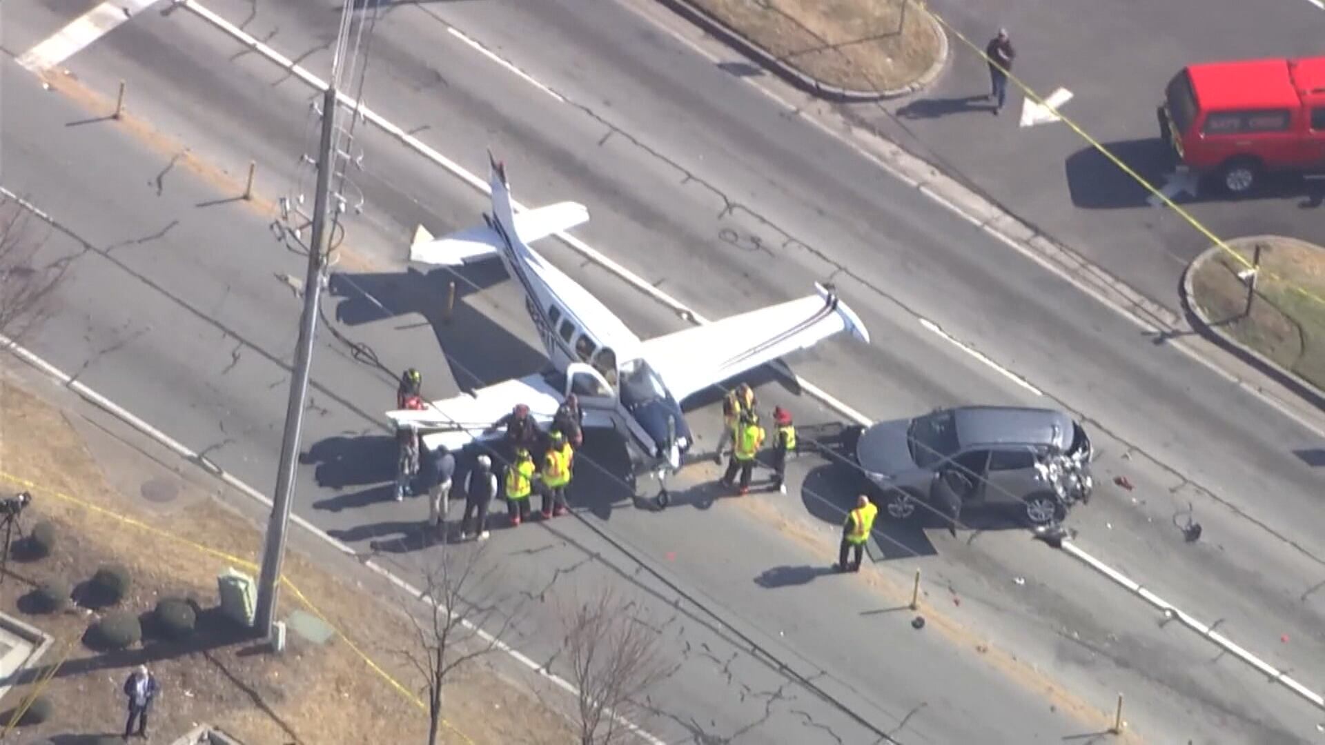 Avião faz pouso de emergência e deixa dois feridos nos EUA