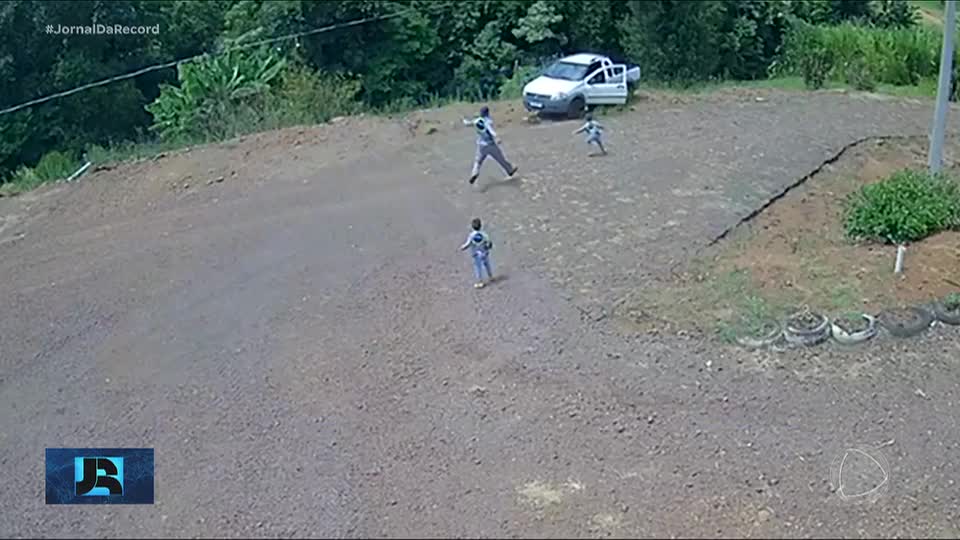 Gêmeos de seis anos soltam o freio de mão do carro e param em barranco, no Paraná