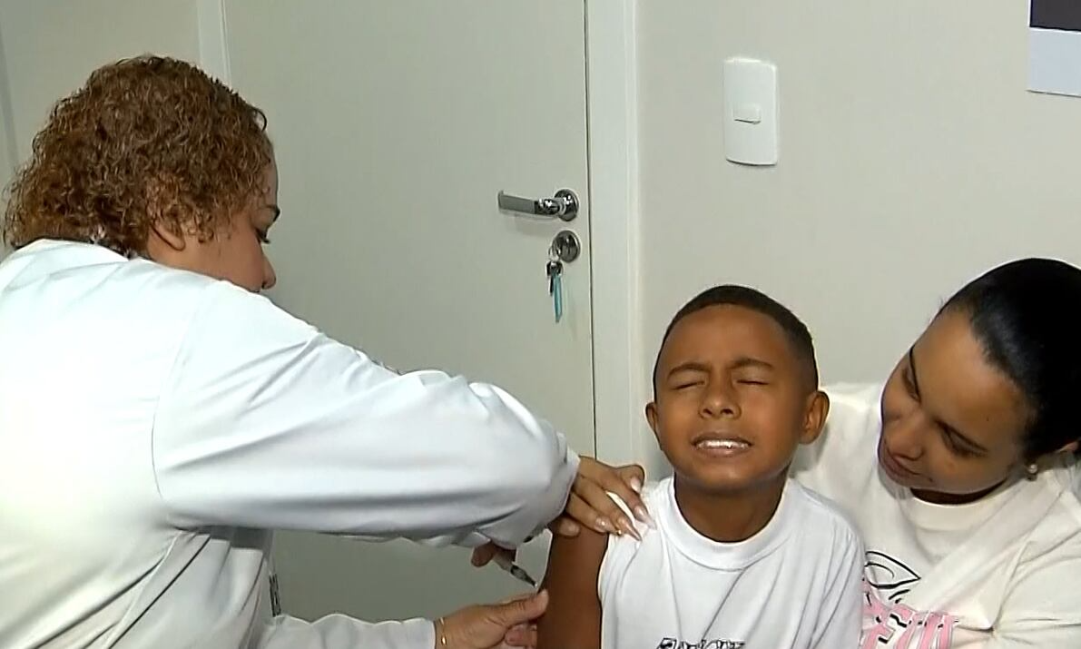 Crianças e adolescentes começam a ser vacinados contra a dengue em Niterói