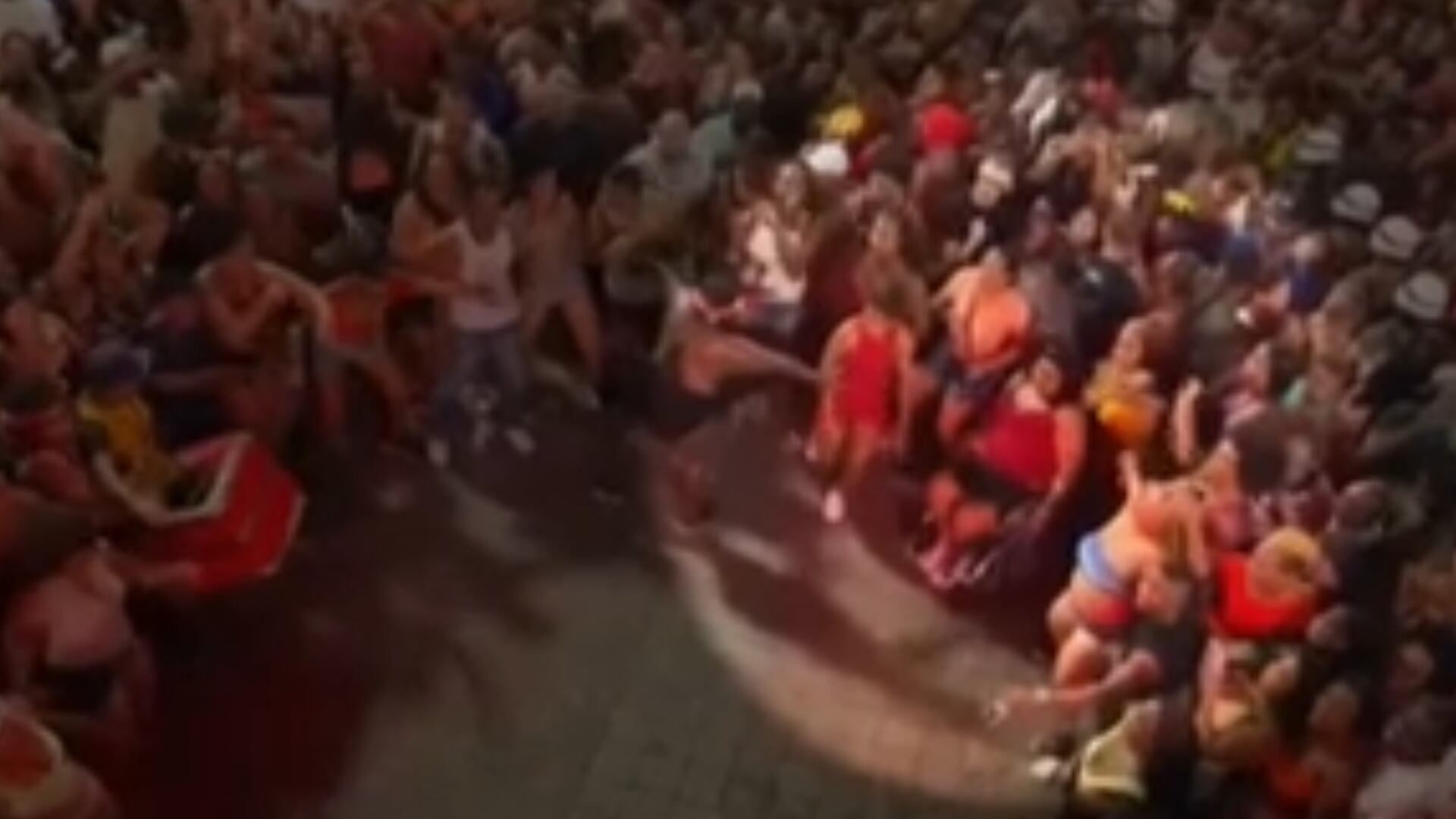 Mulher cadeirante cai em bloco de Xanddy Harmonia e quase é pisoteada