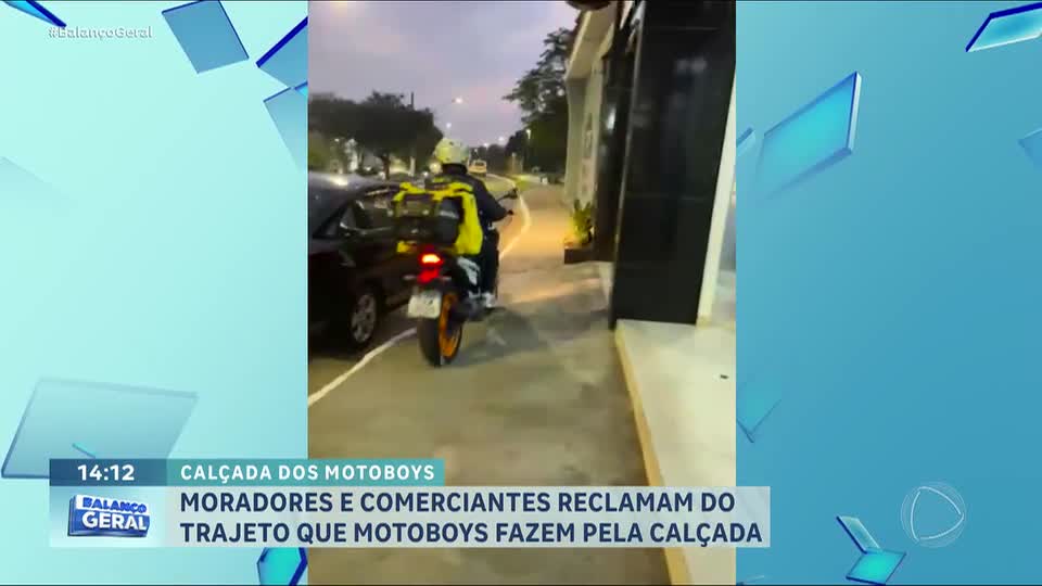 Praça na zona leste de SP vira atalho para motos, e pedestres enfrentam perigo constante