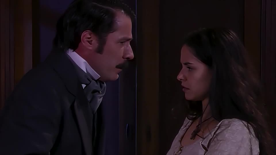 Leôncio dá presentes e tenta se redimir por toda violência cometida contra Isaura | A Escrava Isaura