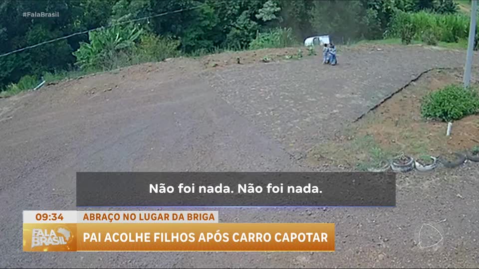 Pai acolhe filhos após carro capotar em barranco: ‘Não tem problema, me dá um abraço’ 
