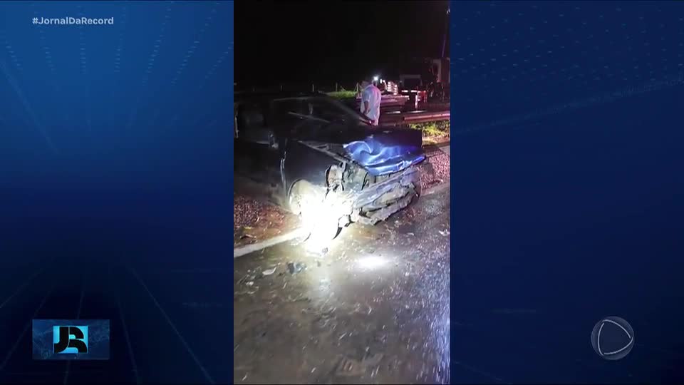 Mulher morre e cinco pessoas ficam feridas após guincho cair de uma ponte em rodovia de Goiás