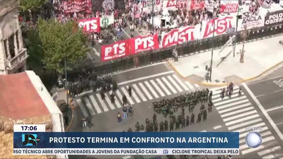 Manifestantes entram em confronto com a polícia em frente ao Senado em Buenos Aires