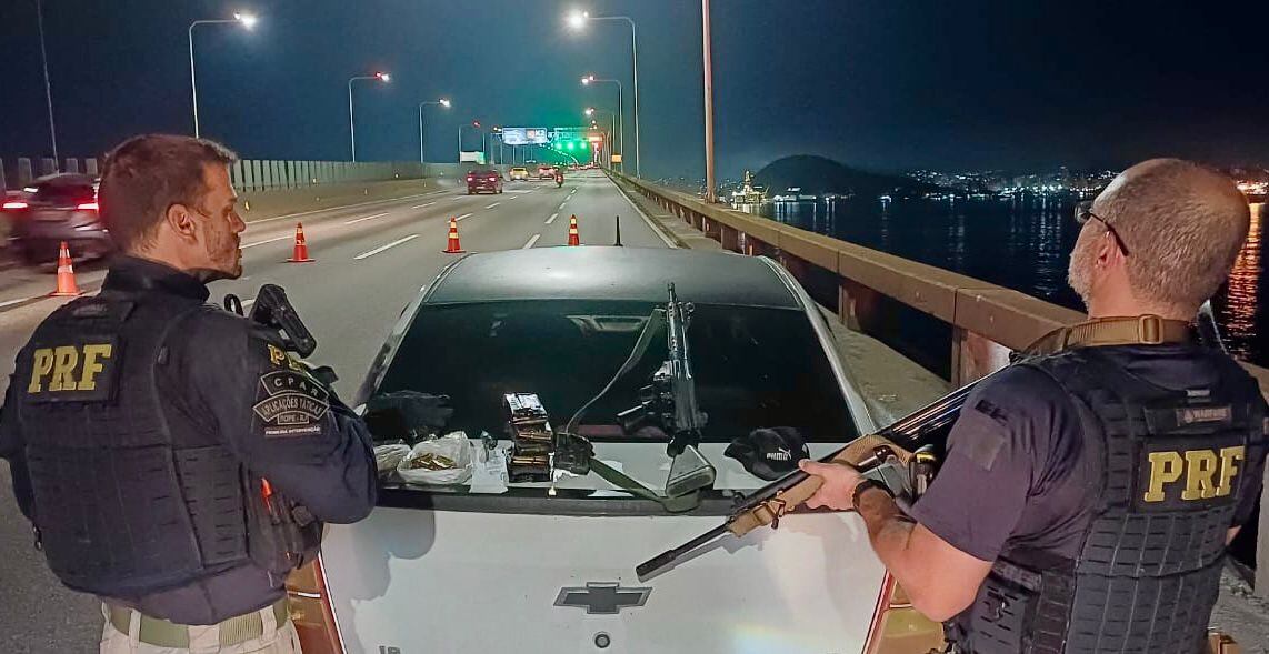 PRF apreende fuzil, granada e munições após acidente entre moto e caminhão na Ponte Rio-Niterói