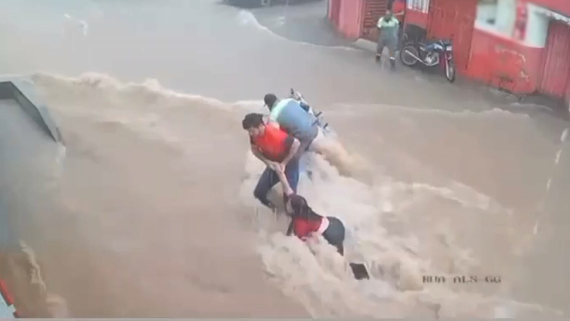 Mulheres escapam de serem levadas por enxurrada em Montes Claros (MG)