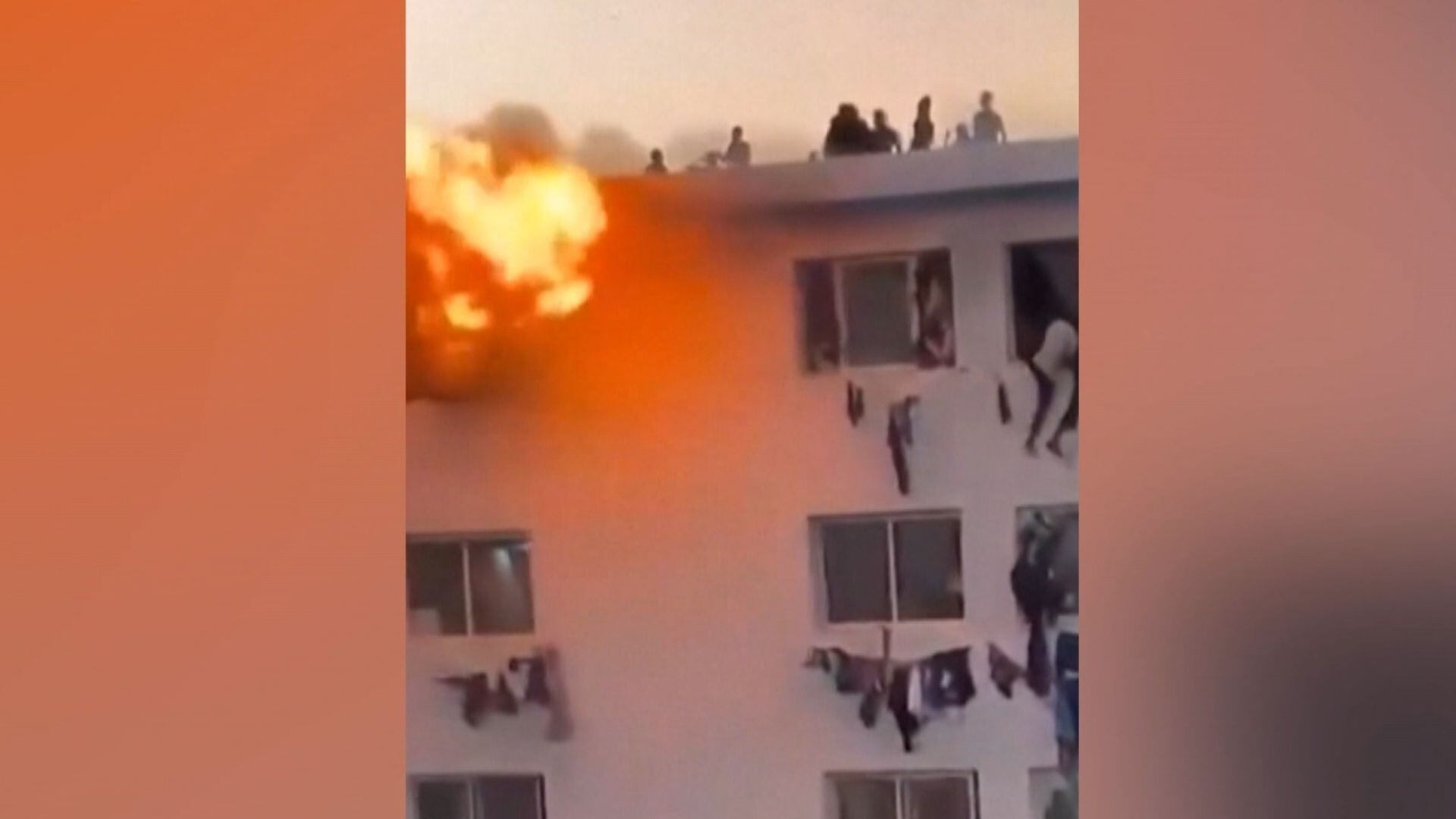 Alunos fogem pela janela durante incêndio em república