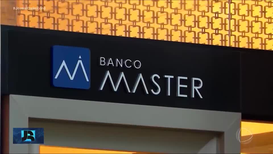 Banco Master: mala cheia de dinheiro é jogada da janela de um prédio durante operação no RJ