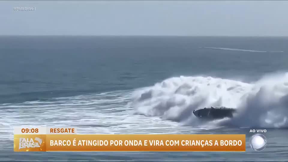 Vídeo: barco vira após ser atingido por onda gigante