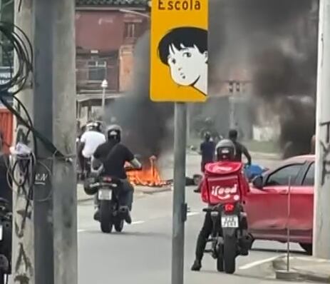 Bandidos atacam PMs e incendeiam barricadas no Complexo da Pedreira, na zona norte do Rio