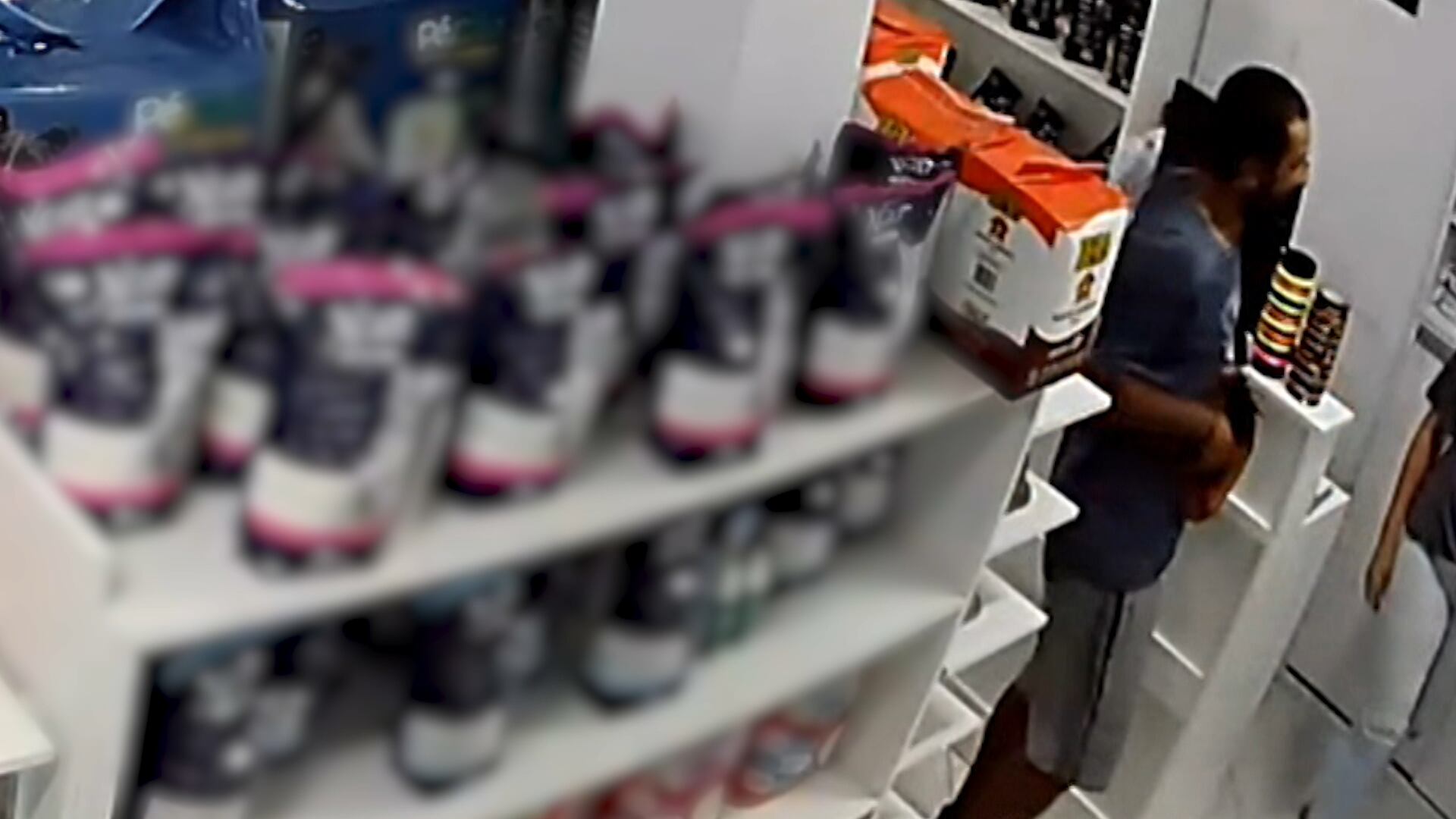 Homem pede desculpas durante assalto e tenta justificar crime; confira