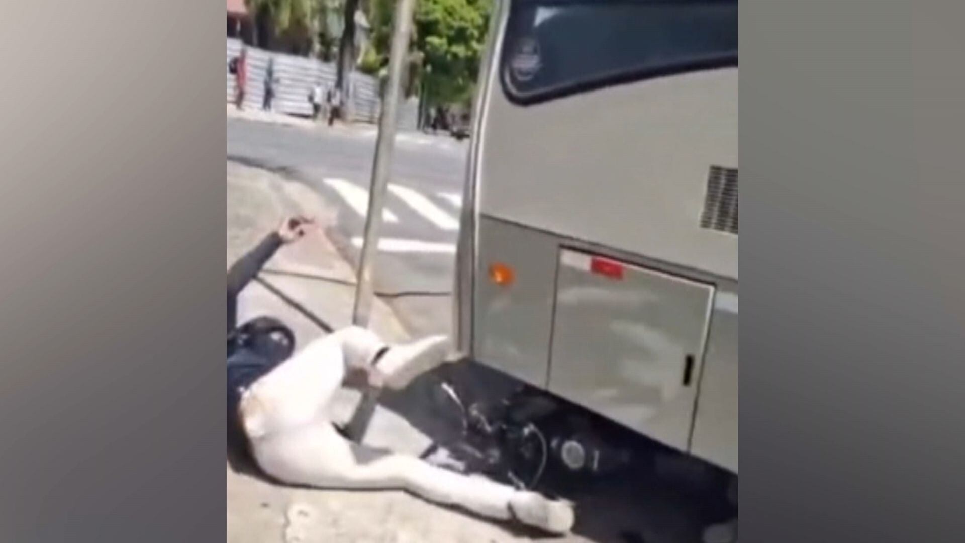 Motociclista é atropelado após discutir com motorista de ônibus