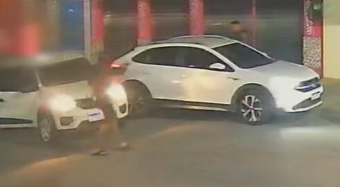 VÍDEO: Bandidos roubam carro de casal em Olaria, zona norte do Rio