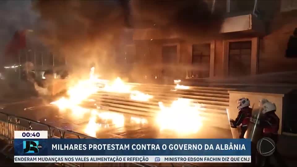 Milhares protestam contra governo da Albânia e confronto termina em violência