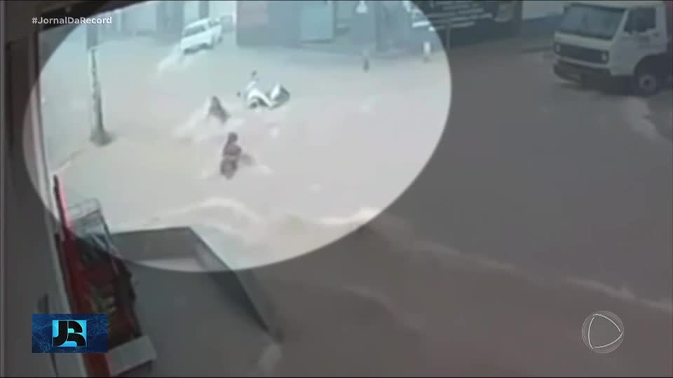 Duas mulheres são arrastadas por enxurrada durante temporal em Montes Claros (MG)