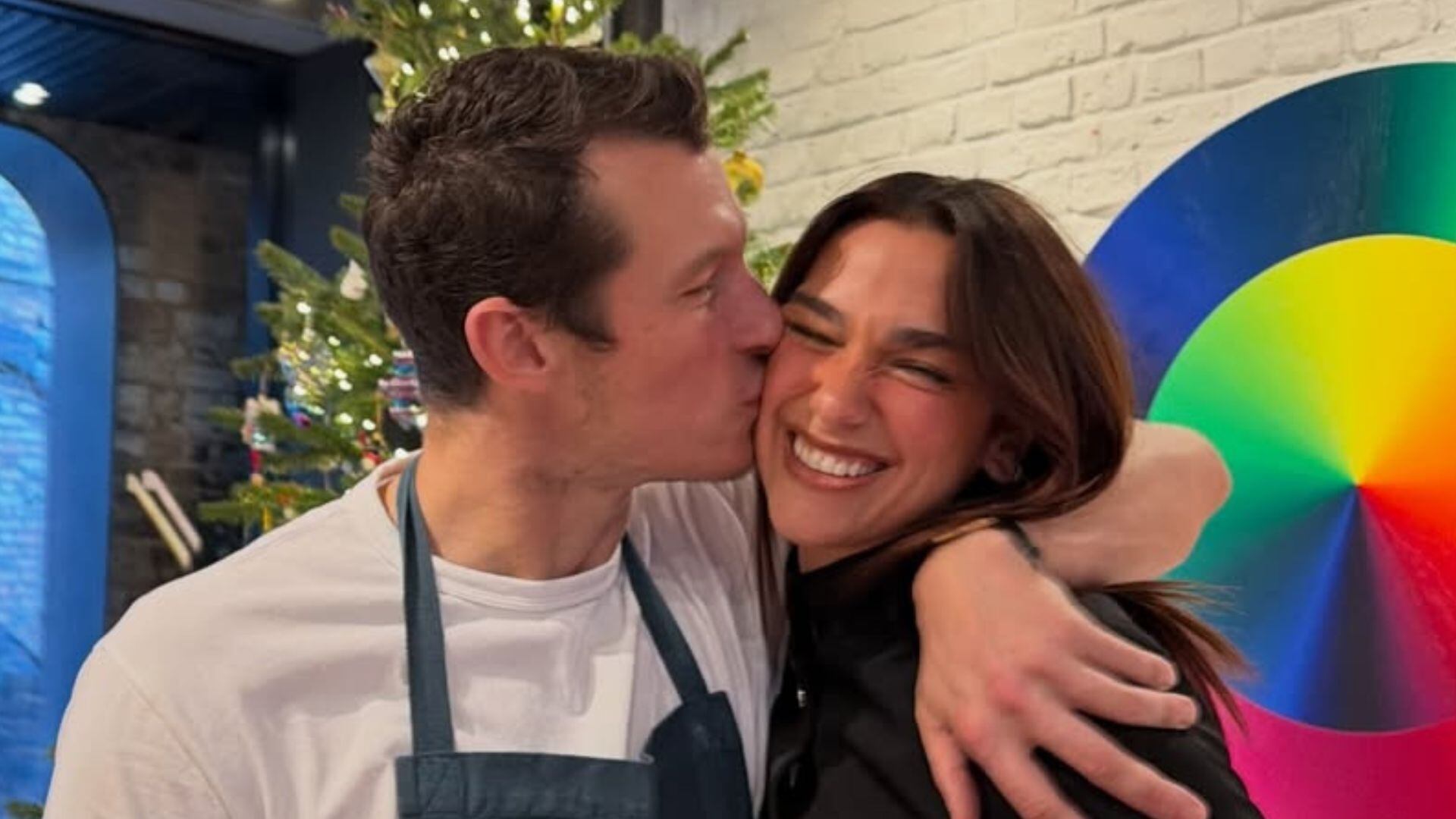 Dua Lipa tampa o rosto e se irrita com paparazzi na saída de restaurante