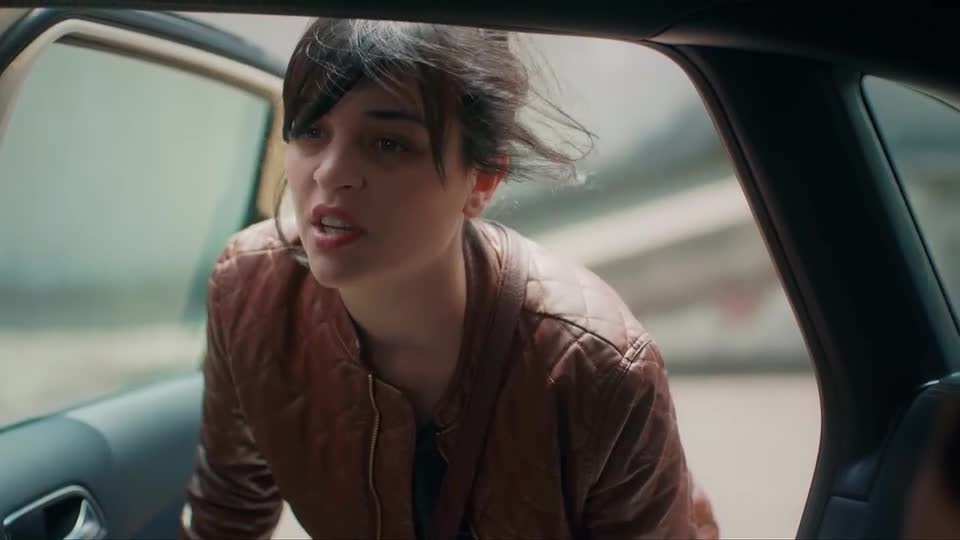 Sule deixa Melek e Hasan no carro e vai atrás de Cengiz | Mãe 