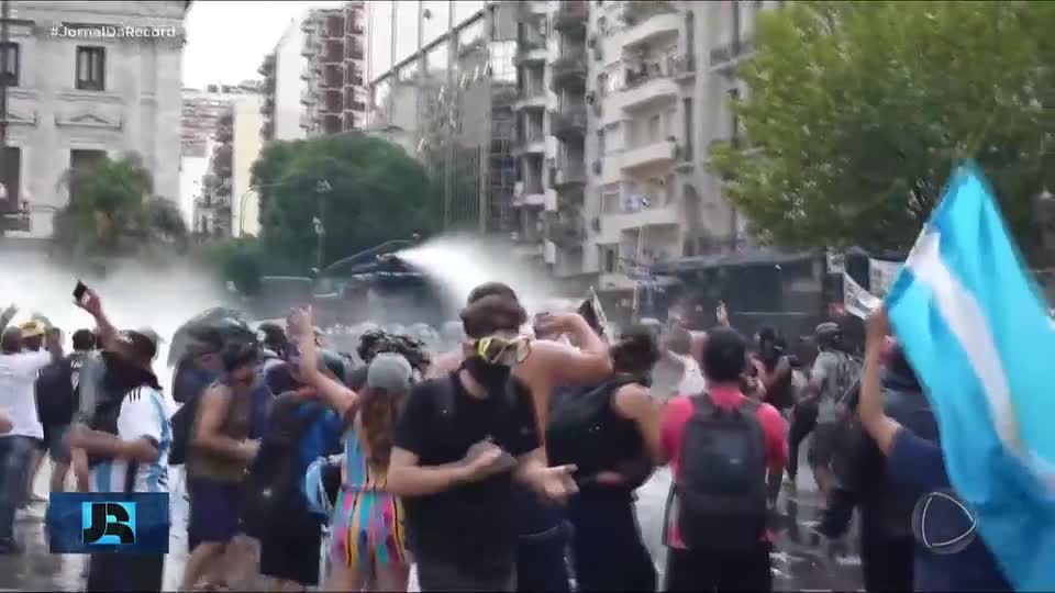 Manifestação contra mudanças na lei trabalhista termina em confronto com a polícia na Argentina