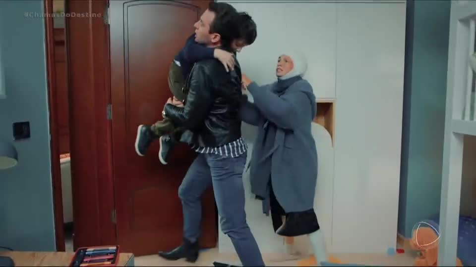 Após deixar a prisão, Bülent retira Atlas à força da casa de Tomris | Chamas do Destino