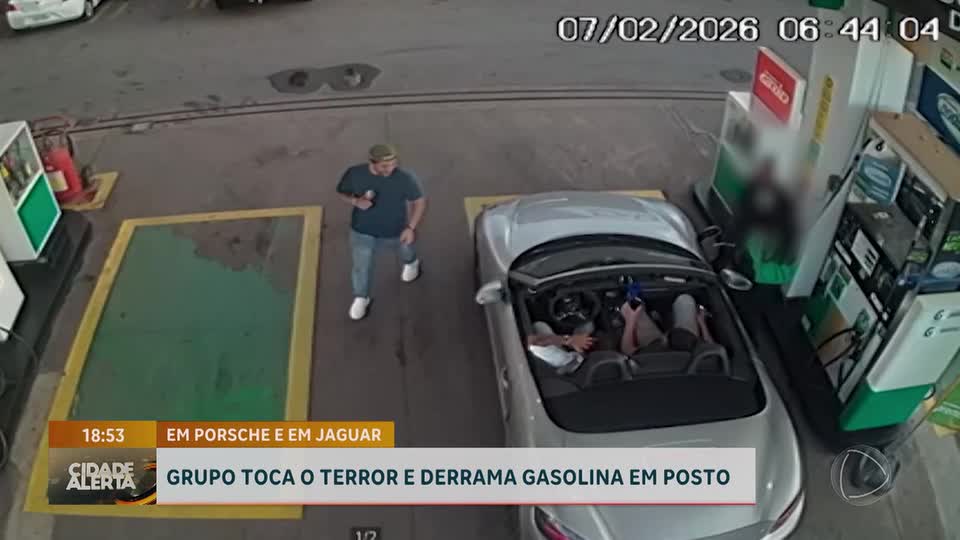 Homens em Porsche e Jaguar espalham gasolina em posto e provocam pânico