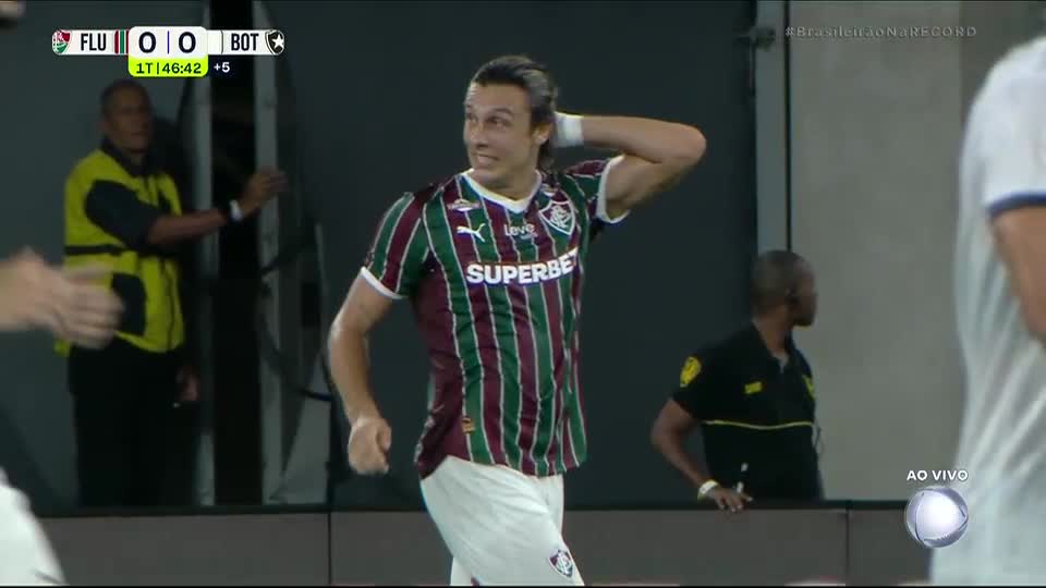 Quase um Puskás no Maracanã! Canobbio faz grande jogada, mas finaliza para longe do gol