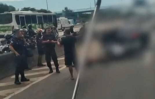 Suspeitos mortos após PM reagir à tentativa de assalto no Rio estavam com pistola e colete balístico