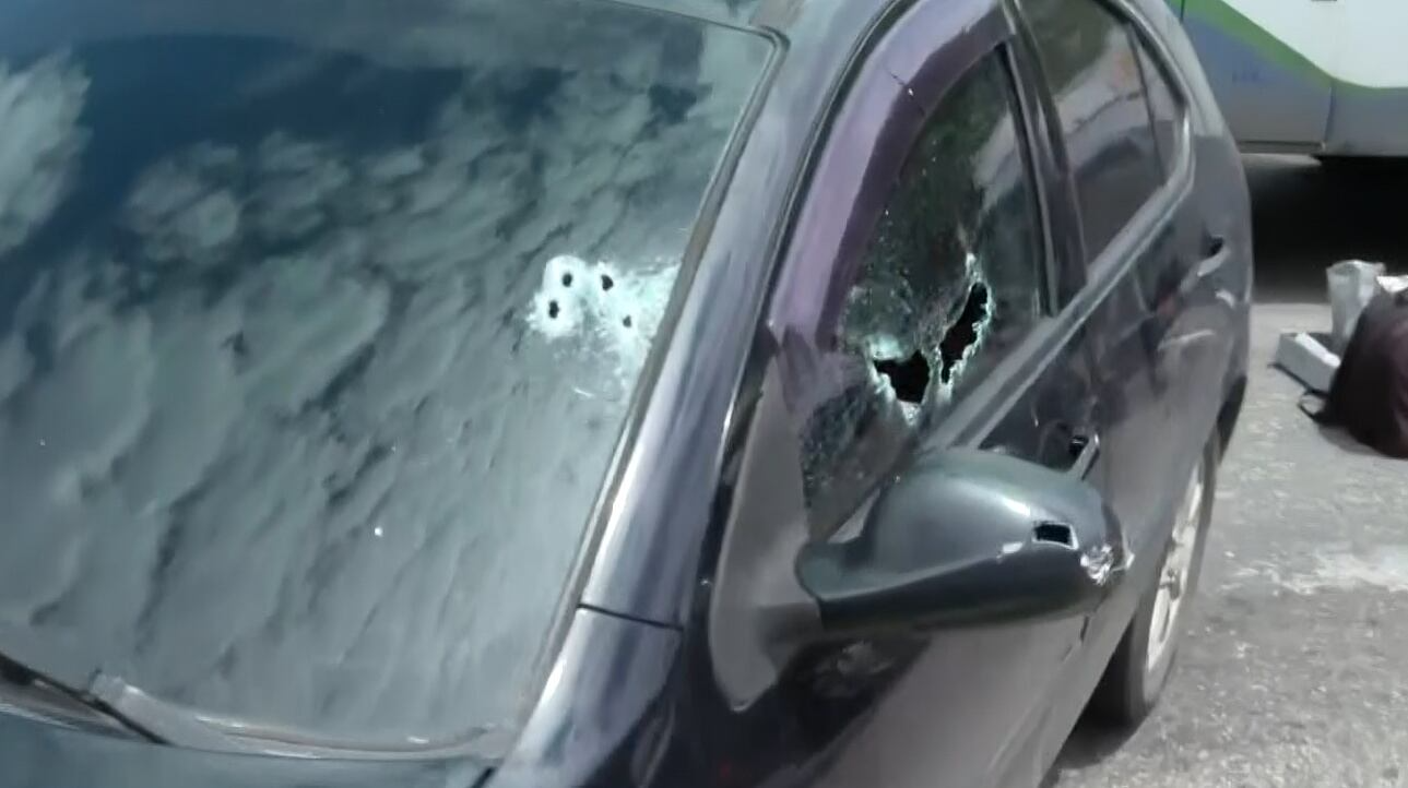 Dois suspeitos morrem em tiroteio após policial reagir à tentativa de assalto na avenida Brasil