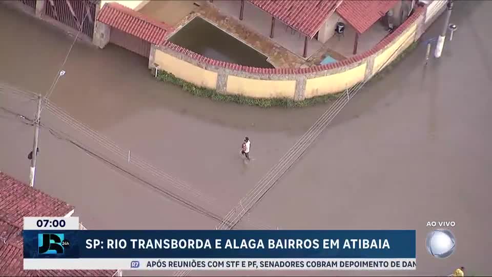 Rio transborda e alaga bairros em Atibaia (SP)