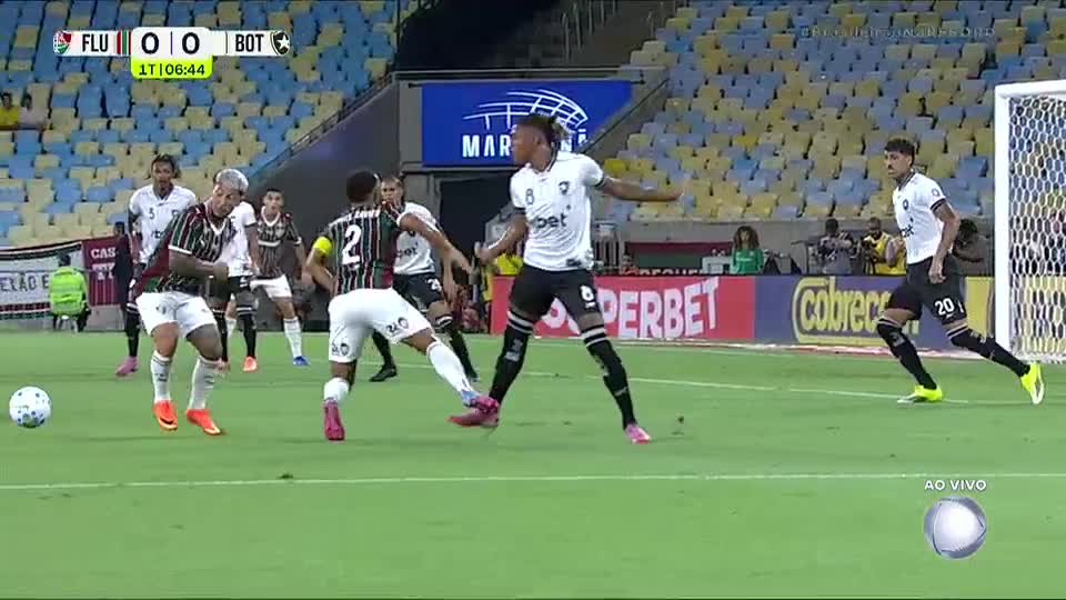 Polêmica no clássico: Samuel Xavier pede pênalti, mas recebe cartão amarelo