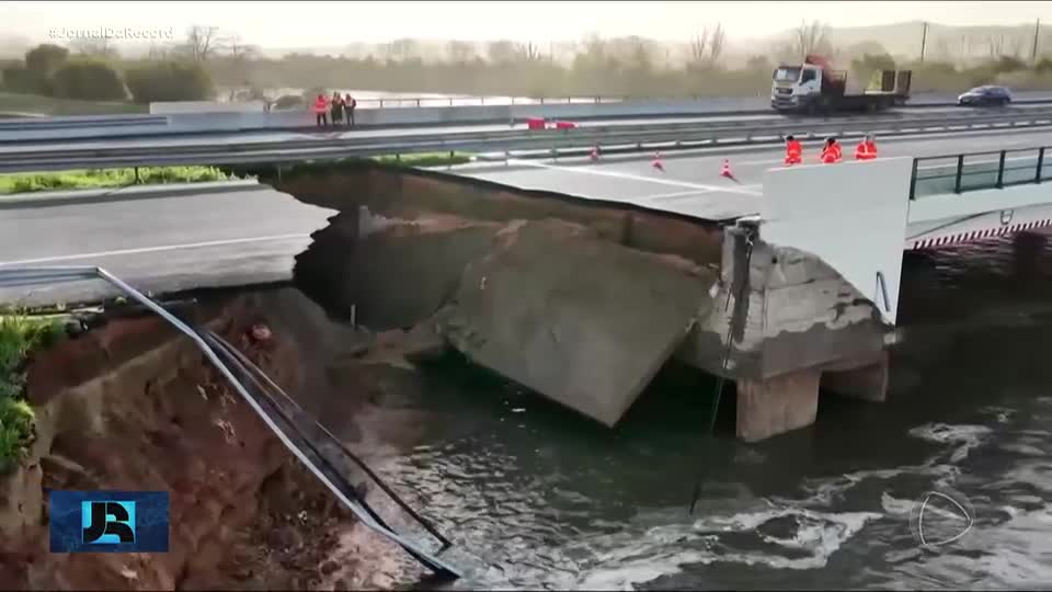 Tempestades causam colapso parcial de viaduto na principal rodovia de Portugal