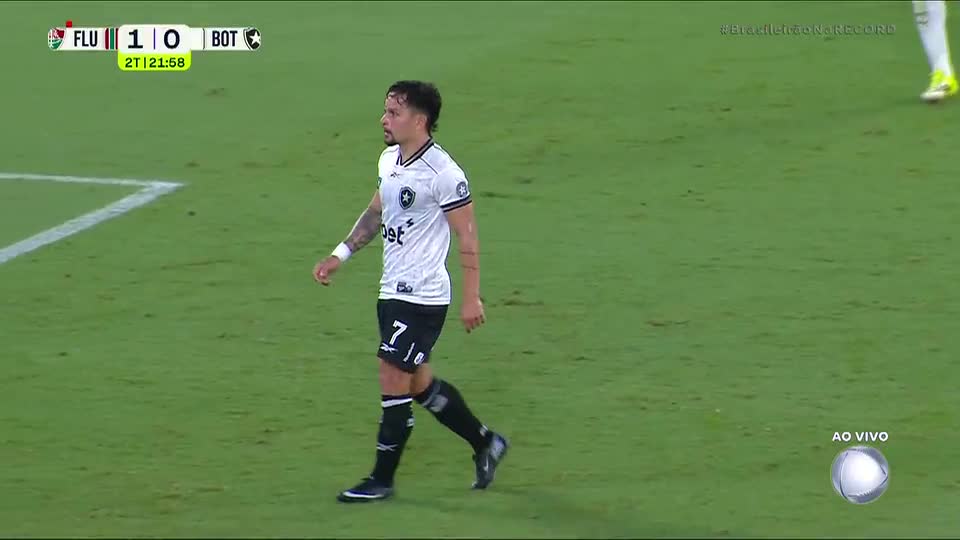 Botafogo faz boa jogada na entrada da área, mas Artur chuta fraco