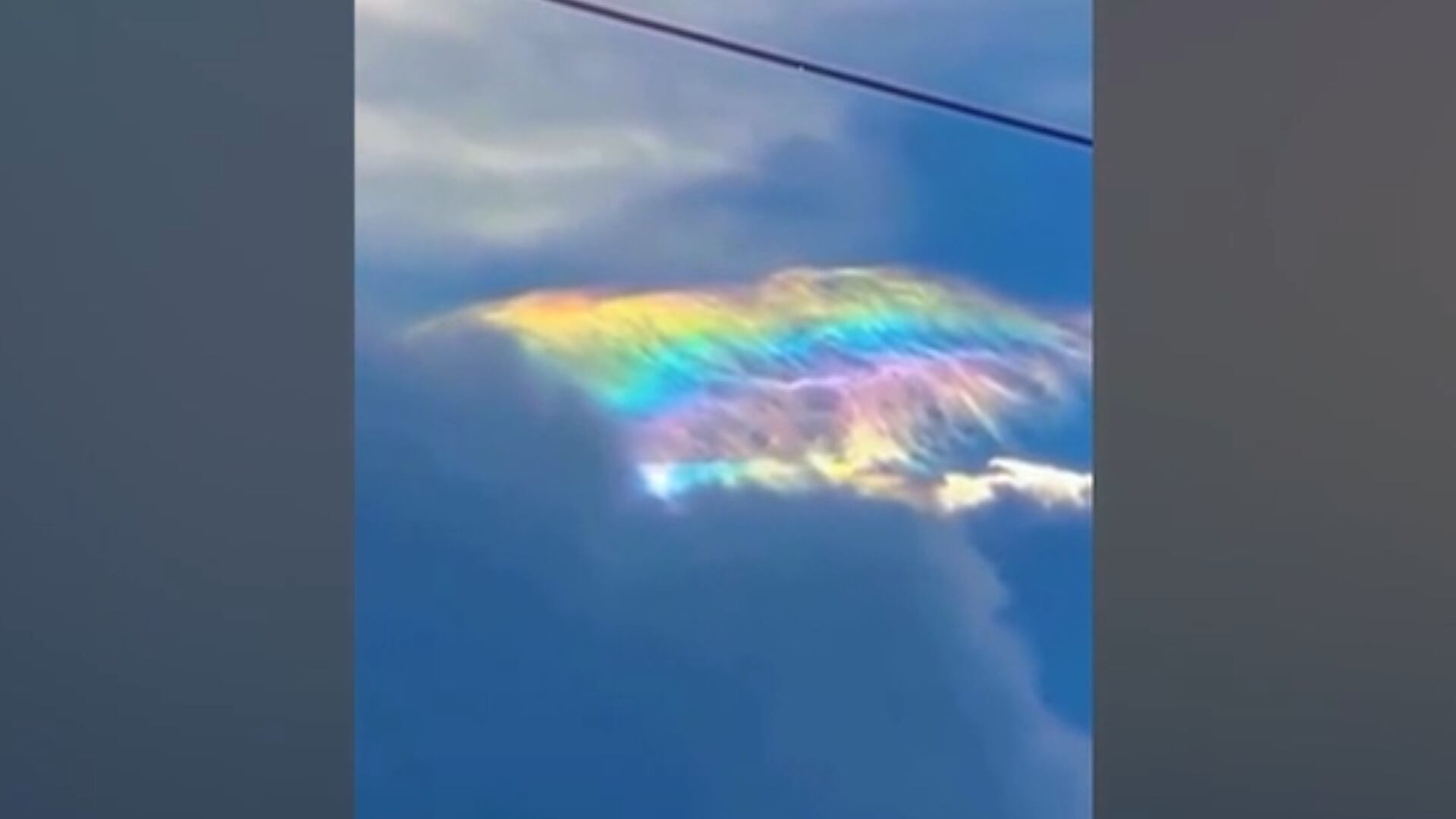 Nuvens com cores vibrantes impressionam moradores