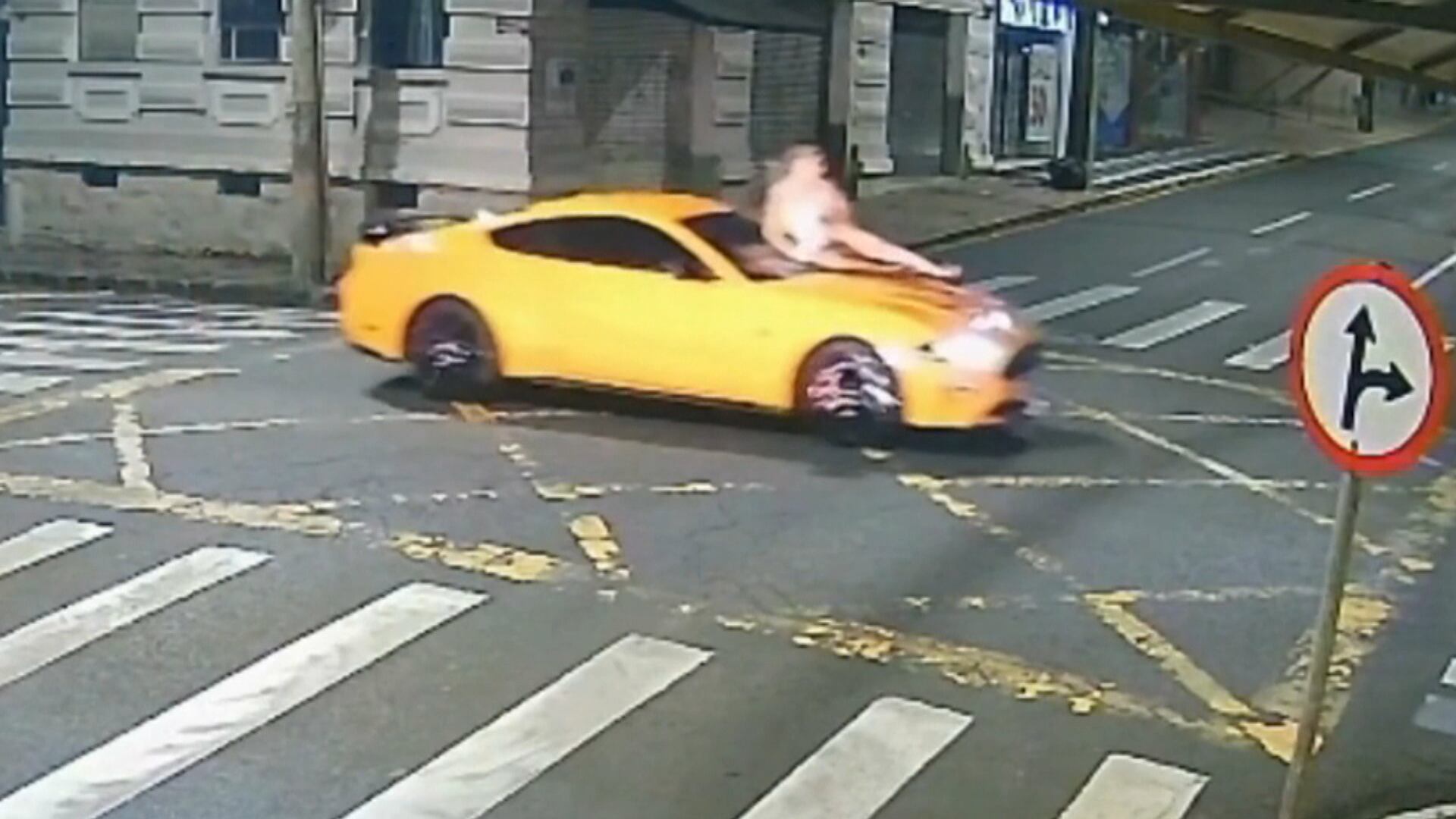 Mulher é atropelada e carregada em capô de carro de luxo por três quadras