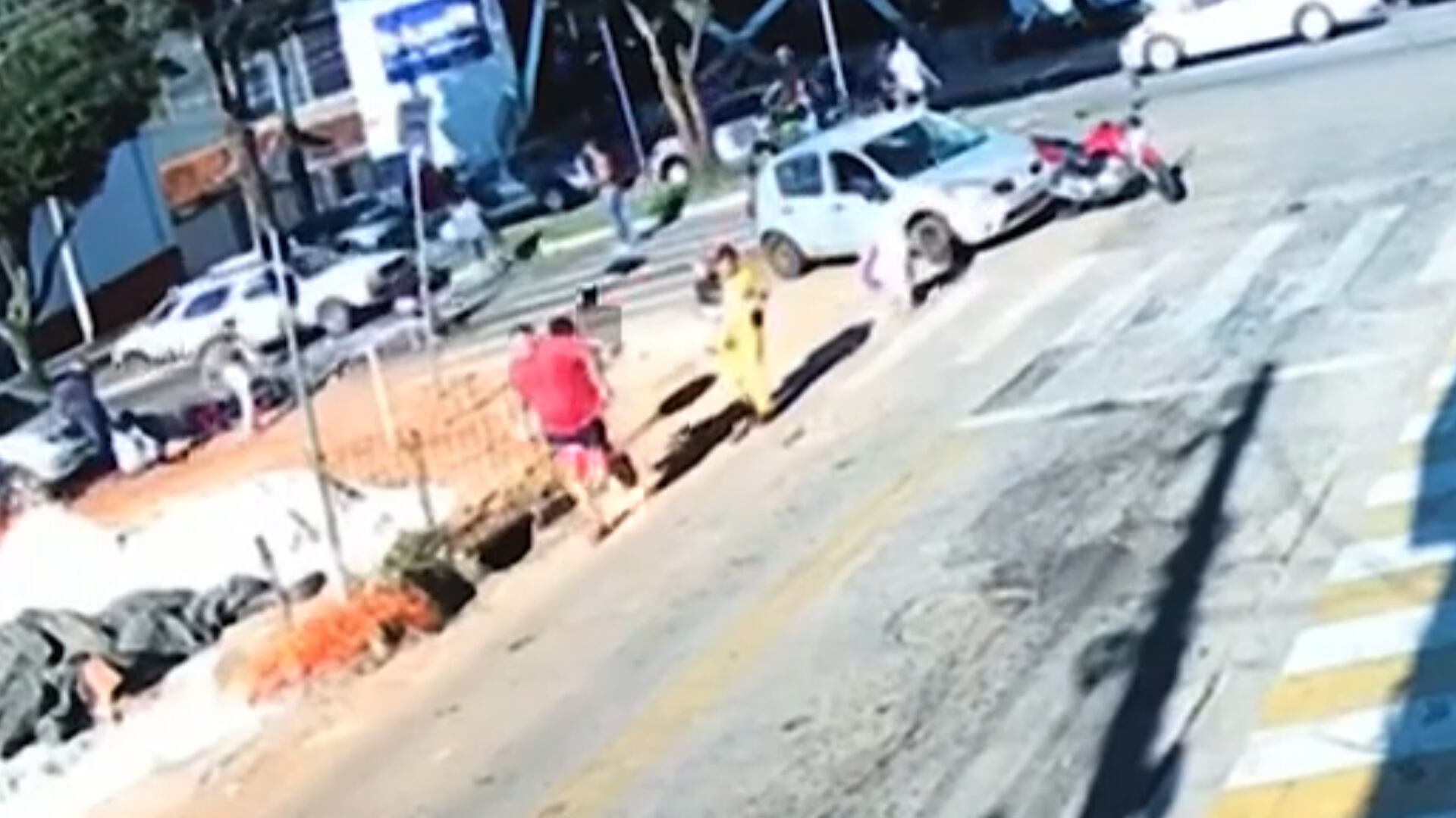 Vídeo: motorista bate em duas motos e foge a pé em Anápolis (GO)