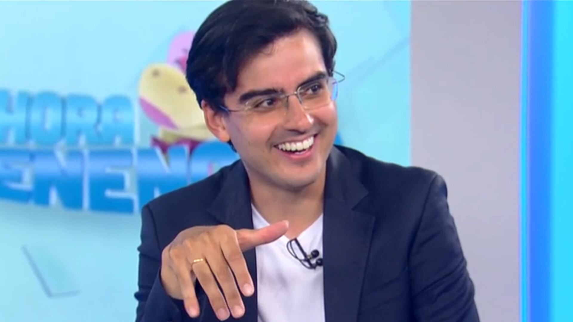 Dudu Camargo confirma noivado com Saory e mostra aliança