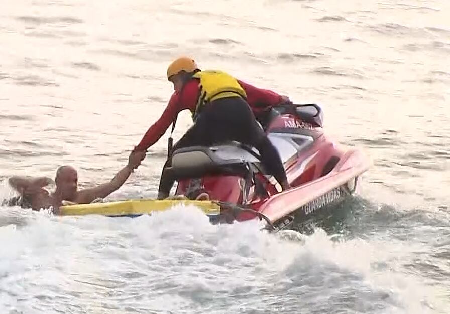 Triplica o número de resgates no mar durante o carnaval no Rio