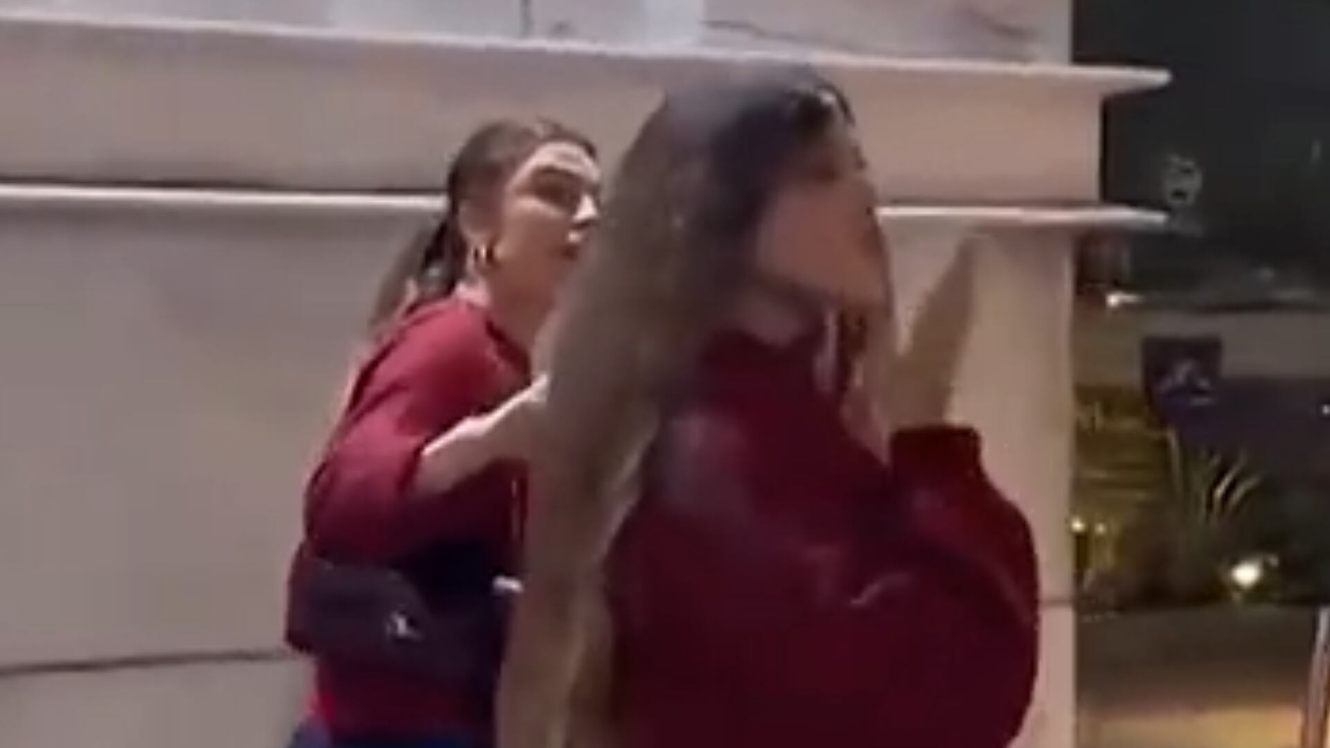 Filha de Grazi Massafera cria momento constrangedor durante passeio na rua