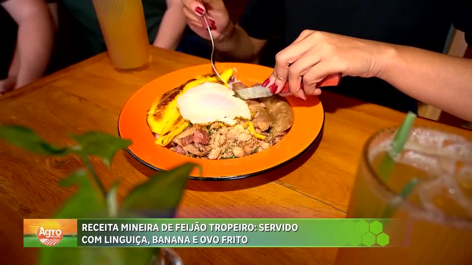 Receita mineira de feijão tropeiro: servido com linguiça, banana e ovo frito