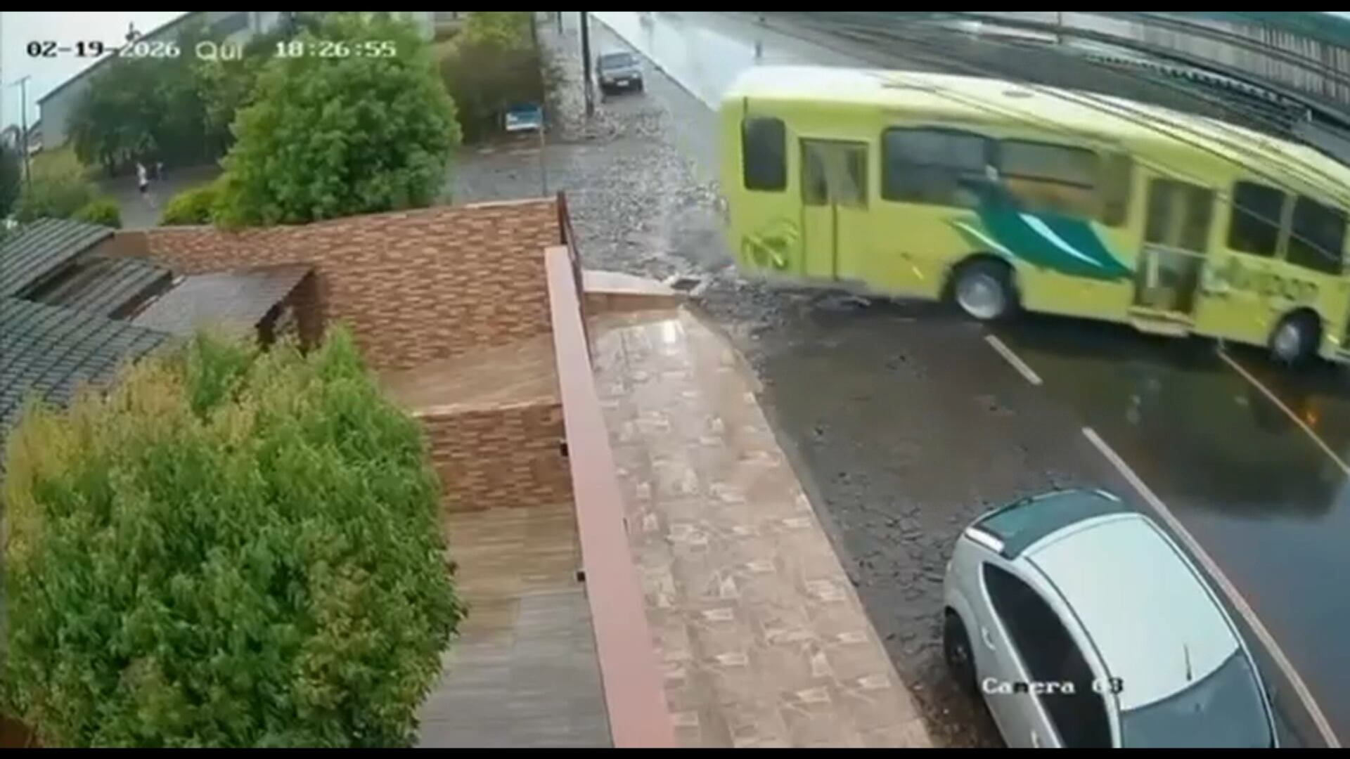 Ônibus derrapa em pista molhada e bate em carro
