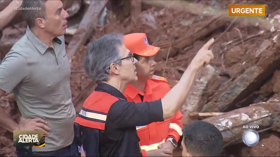 Romeu Zema visita destroços deixados pela chuva em MG; número de mortos sobe para 28